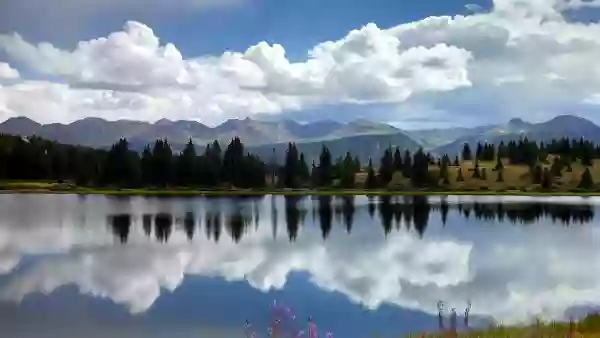 Foto de natureza ilustrativa do versículo da Bíblia: Isaías 41:25 - Do norte suscitei a um que já é chegado; do nascente do sol a um que invoca o meu nome; e virá sobre os magistrados como sobre o lodo, e como o oleiro pisa o barro.