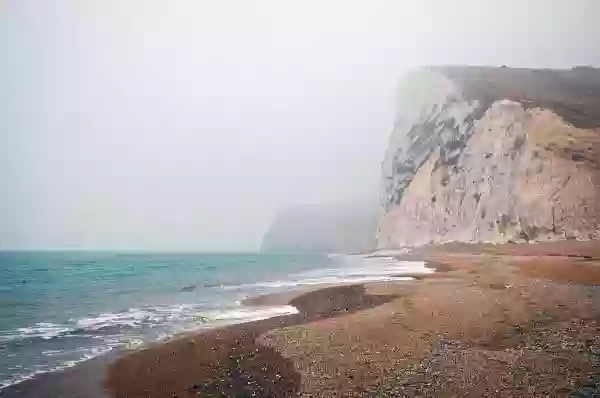 Foto de natureza ilustrativa do versículo da Bíblia: Daniel 11:20 - Então, em seu lugar, se levantará um arrecadador de tributo na glória do reino; mas dentro de poucos dias será quebrantado, e isto sem ira e sem batalha.
