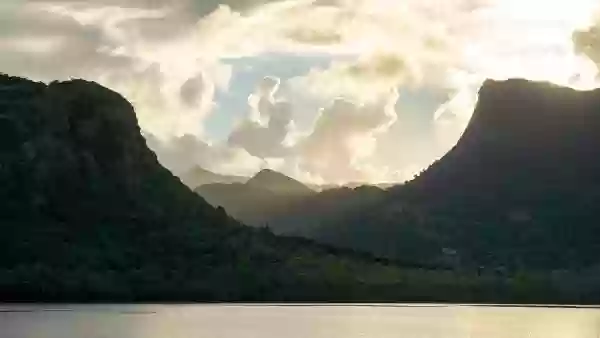 Foto de natureza ilustrativa do versículo da Bíblia: Ezequiel 43:17 - E a saliência terá catorze côvados de comprimento e catorze de largura, nos seus quatro lados; e a borda, ao redor dela, será de meio côvado; e o fundo dela será de um côvado, ao redor; e os seus degraus darão para o oriente.