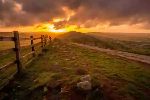 Foto de natureza ilustrativa do versículo da Bíblia: Ezequiel 47:2 - Então me levou para fora pelo caminho da porta do norte, e me fez dar uma volta pelo caminho de fora até a porta exterior, pelo caminho da porta oriental; e eis que corriam umas águas pelo lado meridional.