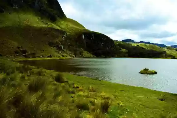 Foto de natureza ilustrativa do versículo da Bíblia: Mateus 13:9 - Quem tem ouvidos para ouvir, ouça.