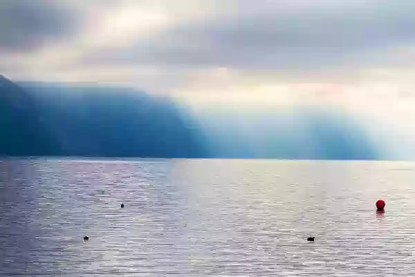 Foto de natureza ilustrativa do versículo da Bíblia: Daniel 3:6 - E qualquer que não se prostrar e não a adorar, será na mesma hora lançado dentro duma fornalha de fogo ardente.