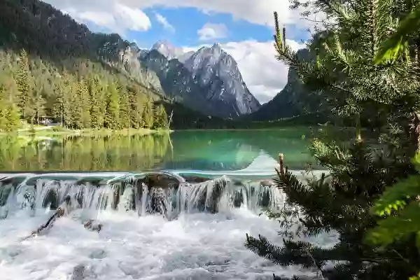 Foto de natureza ilustrativa do versículo da Bíblia: Daniel 3:7 - Portanto, no mesmo instante em que todos os povos ouviram o som da trombeta, da flauta, da harpa, da cítara, do saltério, e de toda a sorte de música, se prostraram todos os povos, nações e línguas, e adoraram a estátua de ouro que o rei Nabucodonozor tinha levantado.