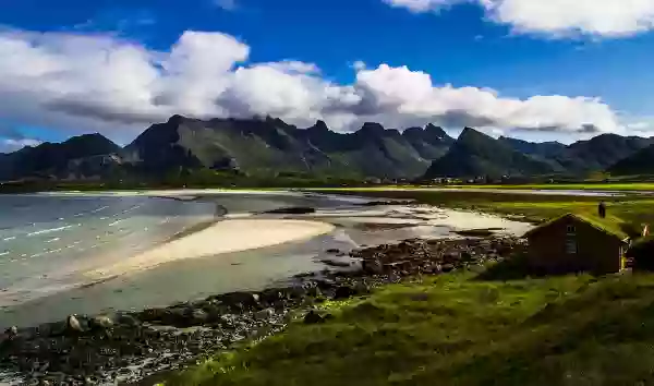 Foto de natureza ilustrativa do versículo da Bíblia: Daniel 2:24 - Por isso Daniel foi ter com Arioque, ao qual o rei tinha constituído para matar os sábios de Babilônia; entrou, e disse-lhe assim: Não mates os sábios de Babilônia; introduze-me na presença do rei, e lhe darei a interpretação.