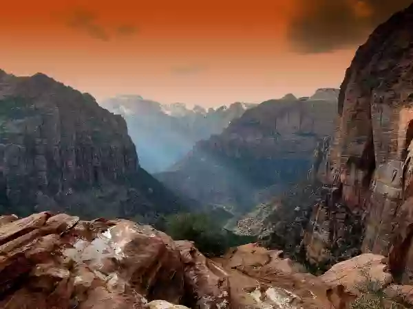 Foto de natureza ilustrativa do versículo da Bíblia: Ezequiel 44:27 - E, no dia em que ele entrar no lugar santo, no átrio interior, para ministrar no lugar santo, oferecerá a sua oferta pelo pecado, diz o Senhor Deus.
