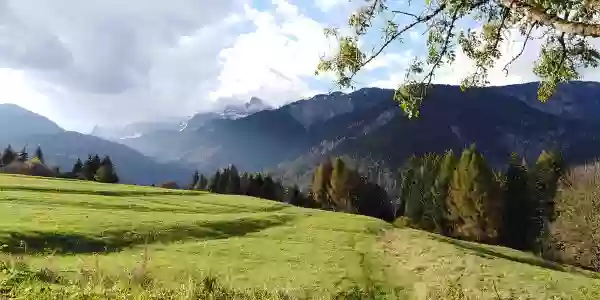 Foto de natureza ilustrativa do versículo da Bíblia: Daniel 3:23 - E estes três homens, Sadraque, Mesaque e Abednego, caíram atados dentro da fornalha de fogo ardente.