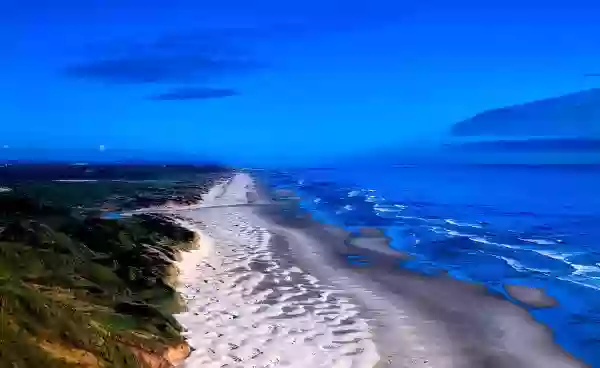 Foto de natureza ilustrativa do versículo da Bíblia: Daniel 11:40 - Ora, no fim do tempo, o rei do sul lutará com ele; e o rei do norte virá como turbilhão contra ele, com carros e cavaleiros, e com muitos navios; e entrará nos países, e os inundará, e passará para adiante.