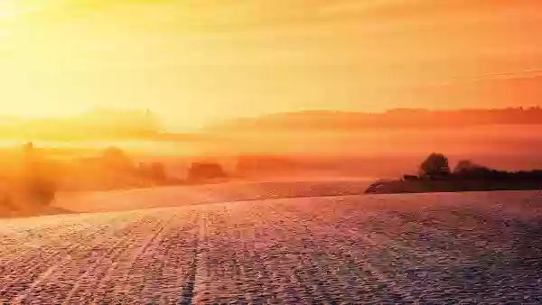 Foto de natureza ilustrativa do versículo da Bíblia: Daniel 2:45 - Porquanto viste que do monte foi cortada uma pedra, sem auxílio de mãos, e ela esmiuçou o ferro, o bronze, o barro, a prata e o ouro, o grande Deus faz saber ao rei o que há de suceder no futuro. Certo é o sonho, e fiel a sua interpretação.