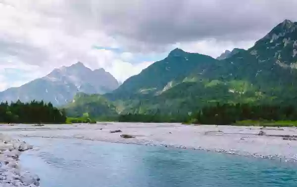 Foto de natureza ilustrativa do versículo da Bíblia: Mateus 12:6 - Eu, porém, vos digo que aqui está alguém que é maior do que o templo.