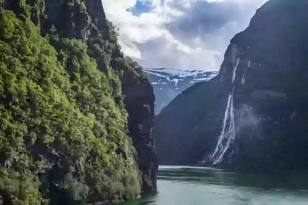 Foto de natureza ilustrativa do versículo da Bíblia: Levítico 7:36 - a qual o Senhor, no dia em que os ungiu, ordenou que se lhes desse da parte dos filhos de Israel; é a sua porção para sempre, pelas suas gerações.